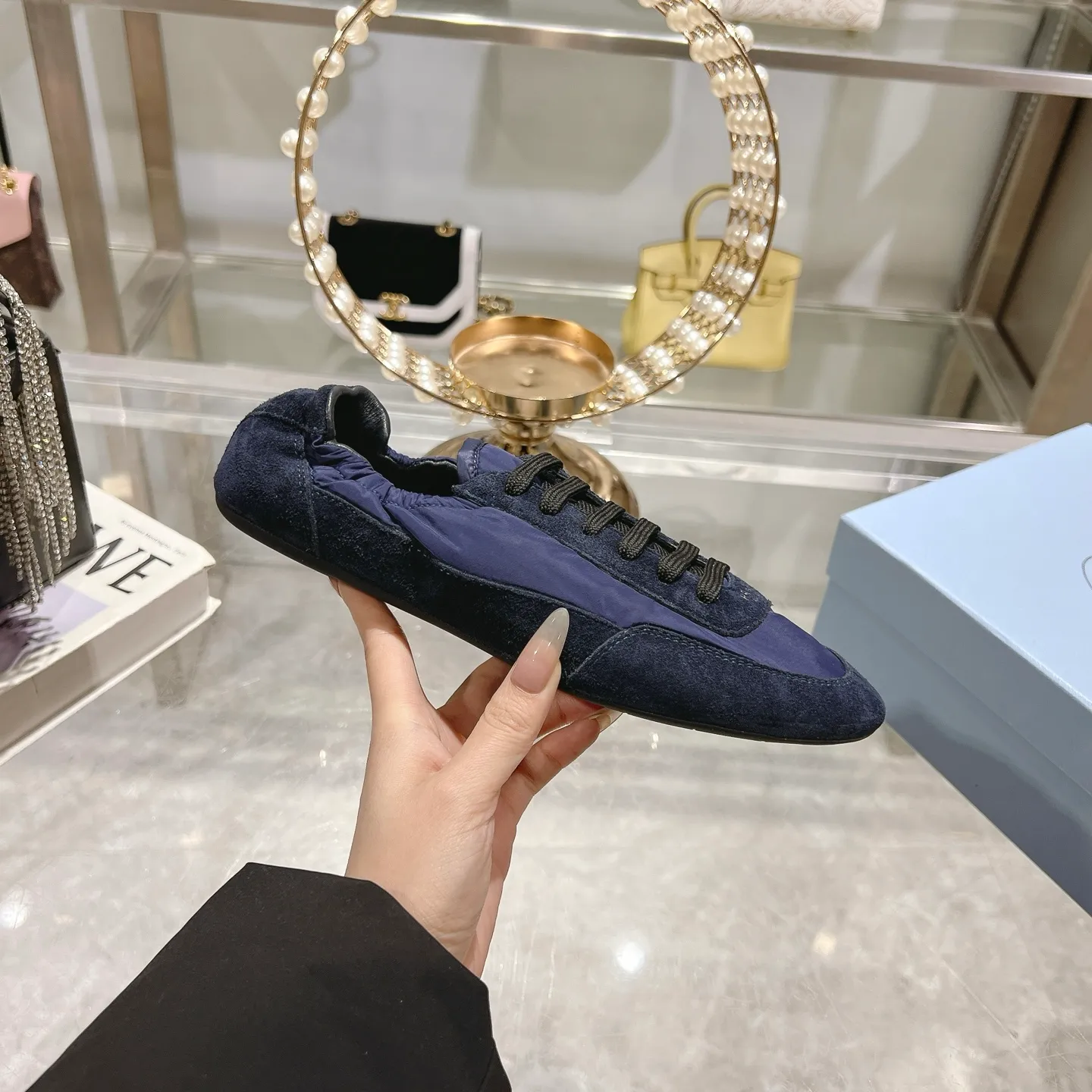 👟👟Ex-factory price 520👟👟Men's size +10 Couple style🎆Prada's new moral training shoes. The upper is suede with texture, and the inner sheepskin is wrapped. It is soft and waxy🎆The insole is thickened with lambskin. It is extremely comfortable to step on, has a sense of support, and feels well wrapped. The shoe shape is full of wrapping, light and easy to wear. A practical casual shoe that makes your legs appear taller! White is clean and refreshing, needed all year round, and can be easily worn with skirts and pants. Upper: imported suede/original molded fabric. Lining: sheepskin. Outsole: rubber outsole! Code number: 35-41 Color: burgundy blue brown green dark green yellow black red gray 9 colors available
